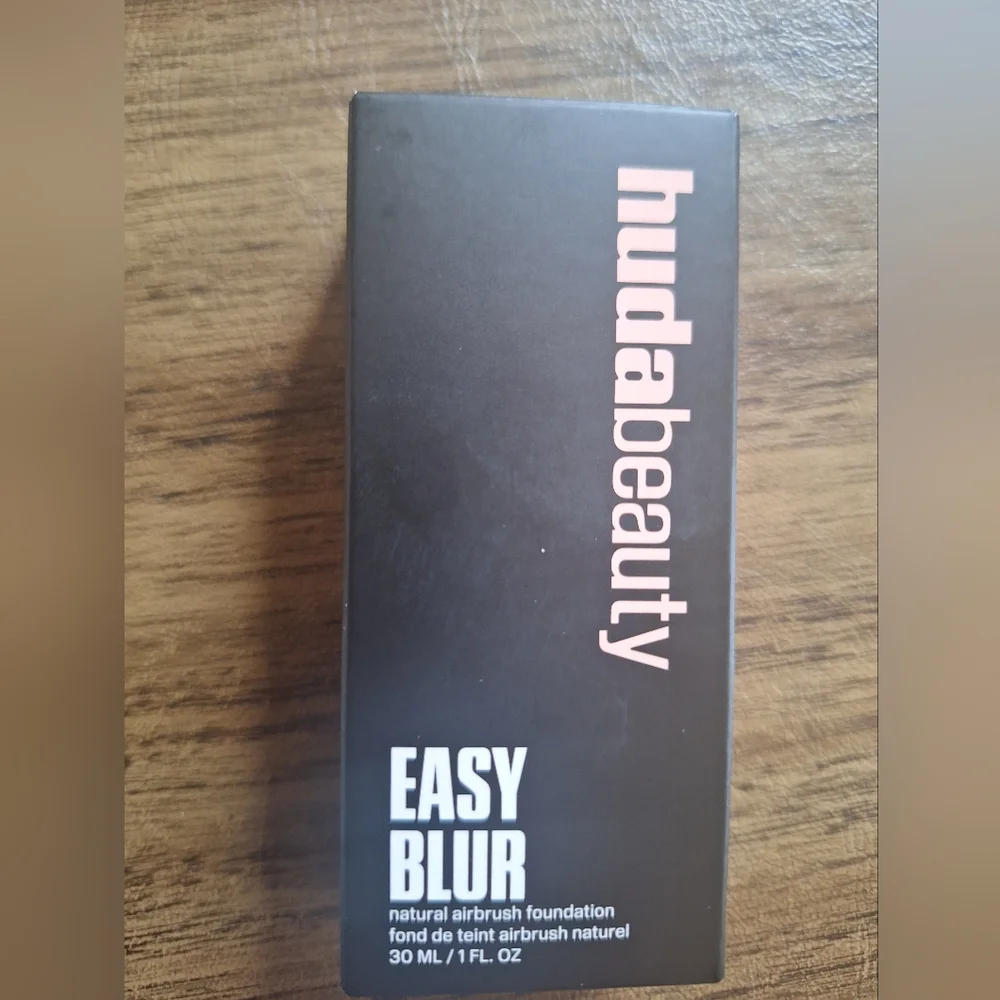 HUDA BEAUTY Easy Blur Foundation